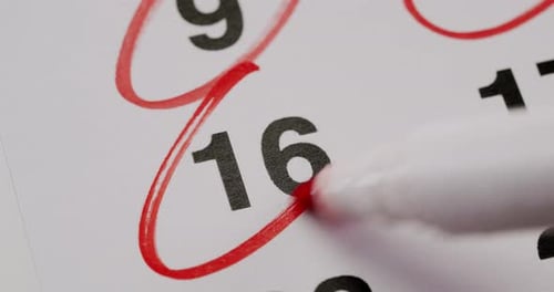 Primer plano de la fecha número 16 del calendario rodeada con un círculo de tinta roja