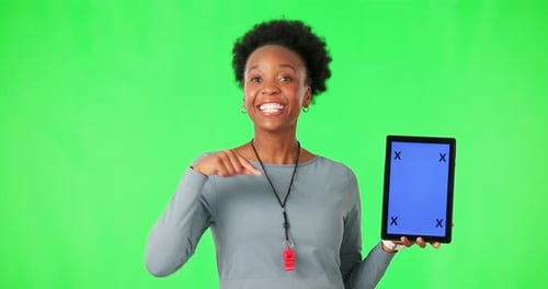 Tablette, écran vert et visage de femme pointant la main en studio pour le fitness