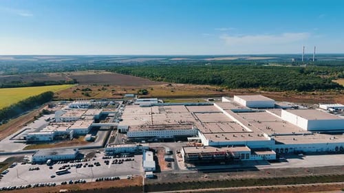 Immense usine industrielle loin d'une grande ville. Images filmées par drone au-dessus de l'usine pendant la journée.