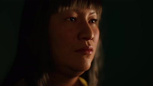 Retrato de dama mexicana adulta en la oscuridad