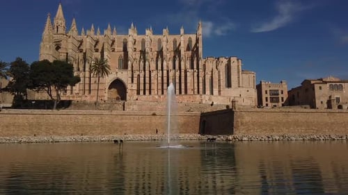 Vista de la catedral de Palma de Mallorca en un día soleado