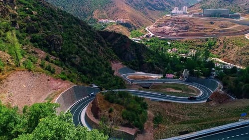 Luftaufnahme der geschwungenen Bergstraße und des modernen Autobahndesigns
