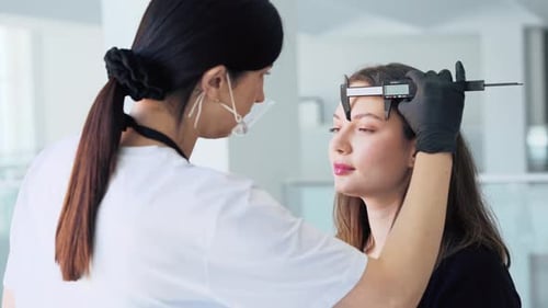 Vorbereitung für Permanent Make-up für die Augenbrauen