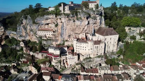 Images aériennes par Drone de l'architecture historique à flanc de falaise de Rocamadour en France