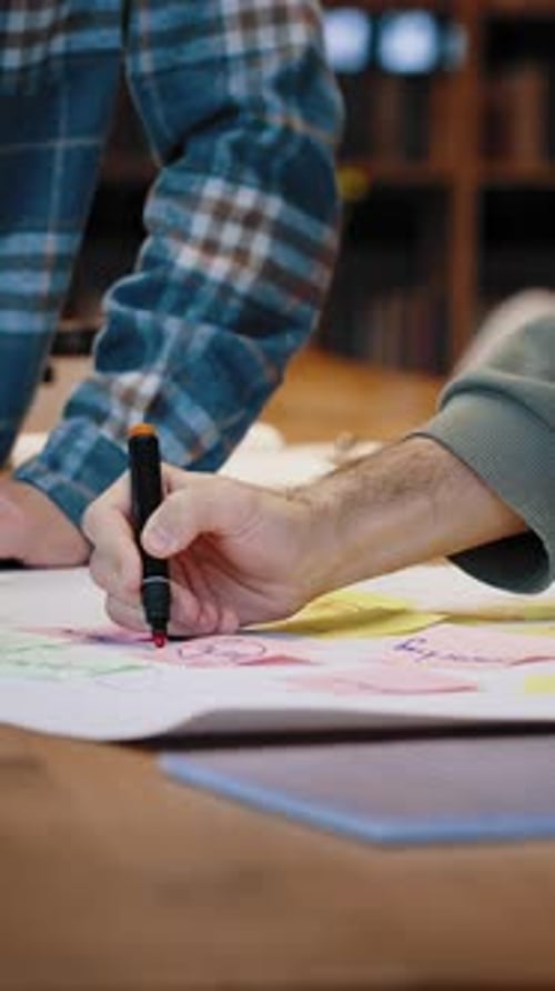 Gros plan : des personnes issues de la génération Y étudient en équipe ou travaillent sur un projet