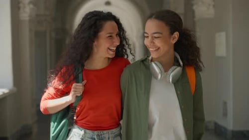 Duas mulheres latinas hispânicas, meninas, estudantes, diversidade multirracial, colegas de classe, alunas