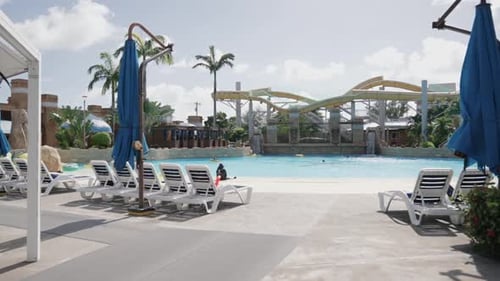 Panoramaaufnahme des riesigen Pools eines Resorts an einem hellen und klaren Tag