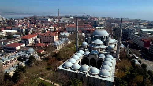Paysage urbain aérien de la mosquée historique, de l'ancien aqueduc et de la péninsule d'Istanbul