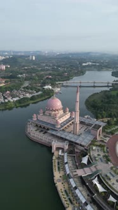 Vidéo aérienne au-dessus de la mosquée de Putra en Malaisie