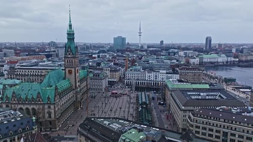 Vista aérea que revela el Ayuntamiento de Hamburgo y el mercado del Ayuntamiento