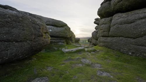 Visites dans les rochers de granit de Dartmoor avec soleil couchant
