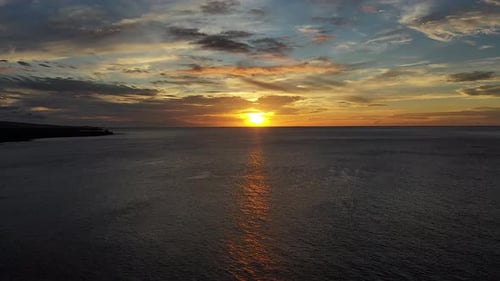 Lebendiger Sonnenuntergang über ruhigem Meer