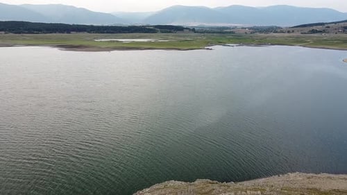 Belle vue aérienne du lac réservoir de Jrebchevo, région de Sliven, Bulgarie