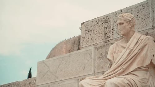 Clip révélateur d'une statue de marbre dans un ancien temple d'Athènes, en Grèce