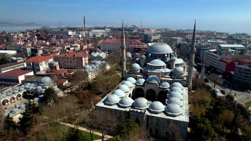 Paysage urbain aérien de la mosquée Sehzade, de l'aqueduc de Valens et de la péninsule historique d'Istanbul