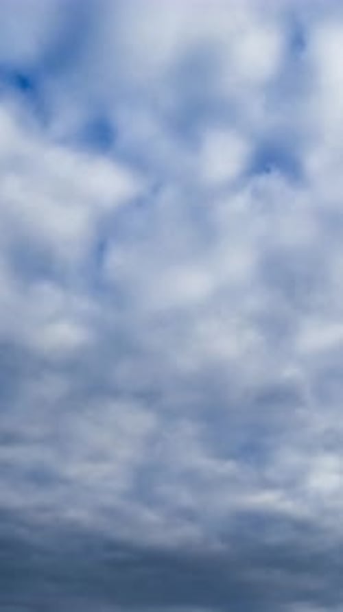 Dramatisch Wolkenlandschaft, die den Horizont bedeckt. Graue, schwere Wolken ziehen allmählich am Himmel auf
.