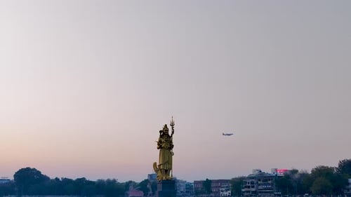 Admirez la splendeur d'une magnifique vue de face de l'immense statue dorée du Seigneur Shiva à Sursagar L.