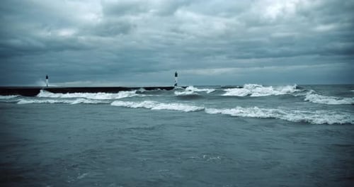 Mächtige Sturmflutwellen prallen gegen Pier Wide Shot. Eingehende arktische Flut, Ozean, Meerwasser, Spl
.