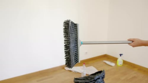 Escoba polvorienta después de limpiar un nuevo apartamento