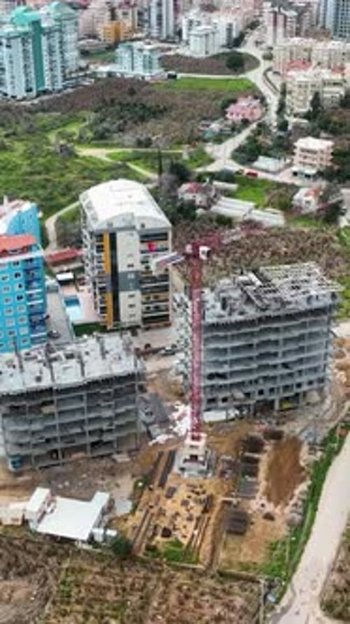Vídeo vertical, vista aérea, obra de construcción, obra en obra
