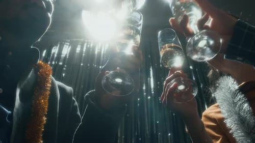 Amigos tilintando taças de champanhe na festa de Natal