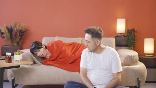 L'homme qui prend soin de sa femme malade.