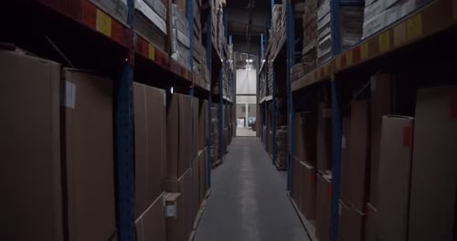 Étagères d'étagères dans un entrepôt rempli de boîtes en carton