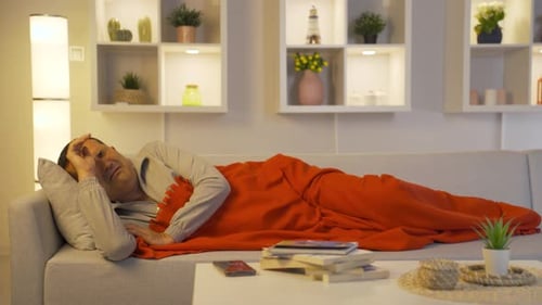 Malheureux homme qui pleure dans son lit.