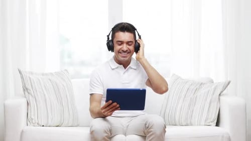 Tecnologia, pessoas, estilo de vida e conceito de ensino à distância - Happy Man with Tablet