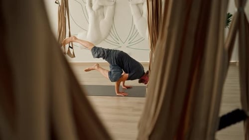 Erwachsener Mann mit Bart, Yogatrainer, der Handstand macht, meditiert, Pose, Hobby, aktive Lifestyle-Aktivität