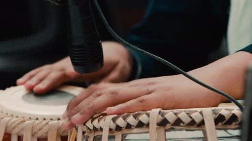 Tambours tabla traditionnels joués par un enfant musicien à la main pendant le festival de Holi