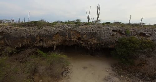 Vue aérienne des grottes utilisées par les Indiens Arawak à Bonaire.