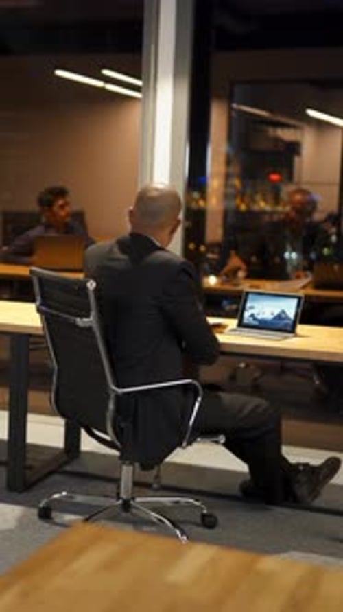 Vertical d'une jeune équipe d'affaires diversifiée au travail