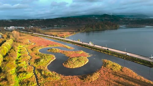 Vista aérea do tráfego rodoviário ao lado de um rio sinuoso na Colúmbia Britânica