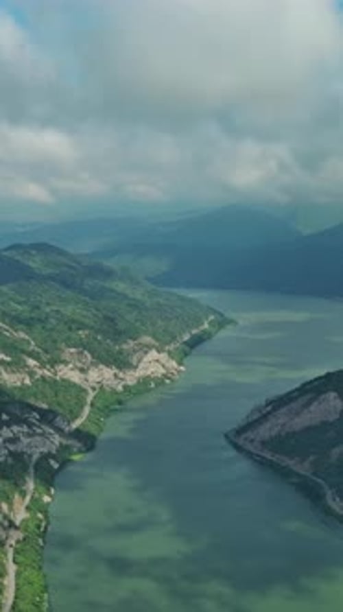 Le Danube et les montagnes du parc national de Djerdap