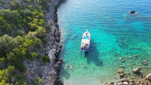Baie incroyable en mer Méditerranée avec un bateau.