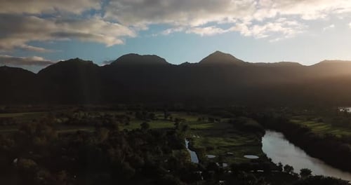 Foto estendida de drone voando acima do vale de Hanalei em Kauai ao pôr do sol