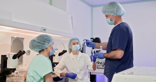Embriólogos que realizan fertilización artificial en un entorno de laboratorio