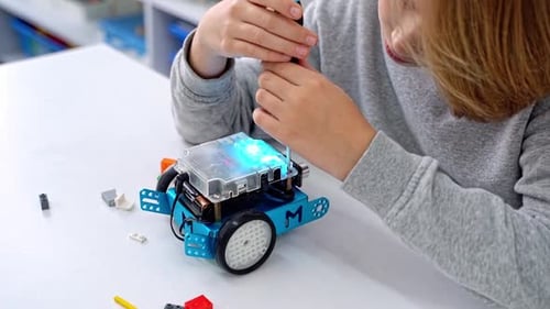 Robotik-Programmierkurs Kinder konstruieren Mbot-Schraubenzieher und Codierroboter STEM-Unterricht mit