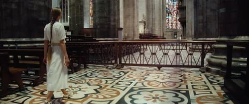 Pèlerine touristique marchant dans l'église cathédrale. Fille adulte en robe longue à Temple.