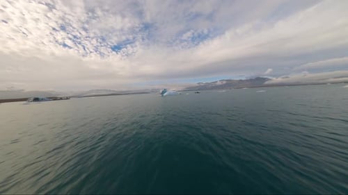 Nahflug über einen Eisberg, der in einem Gletschersee in Island schwimmt