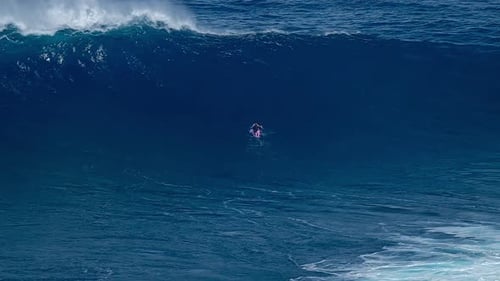 Un surfista monta una gran ola oceánica en Jaws