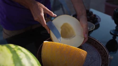 Un homme a coupé du melon jaune mûr en Ouzbékistan