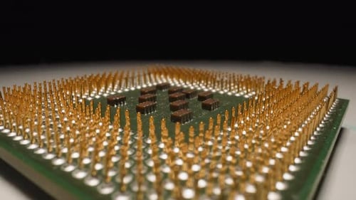 Moderne CPU mit Verbindungsstiften auf einem Tisch auf schwarzem Hintergrund