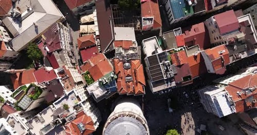 Luftaufnahme aus der Vogelperspektive über dem Galataturm an einem geschäftigen Tag in Istanbul. Von oben nach unten