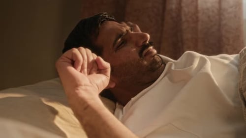 Homme indien souffrant d'insomnie couché éveillé dans son lit