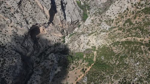 Drohnenblick auf den Grand Canyon, der sich zwischen zwei hohen Bergen gebildet hat, das Gebiet, das durch das Schmelzen von
