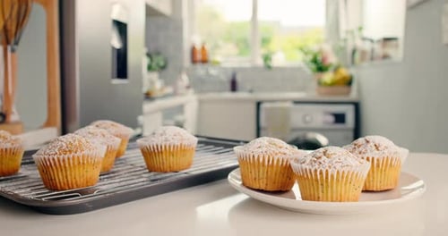 Hecho en casa, apilado y magdalenas con fruta en la encimera de la cocina, productos horneados y bollería fresca para la hora del té