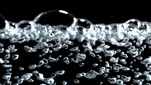 Kleine Luftblasen unter Wasser, gefilmt mit einer Hochgeschwindigkeitskamera mit 1000 Bildern pro Sekunde