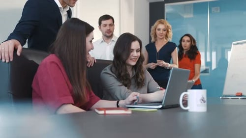 Teamsitzung, Gespräch, Diskussion neuer Geschäftsideen, Nutzung von Uhr, Laptop, Moderner Bürocomputer